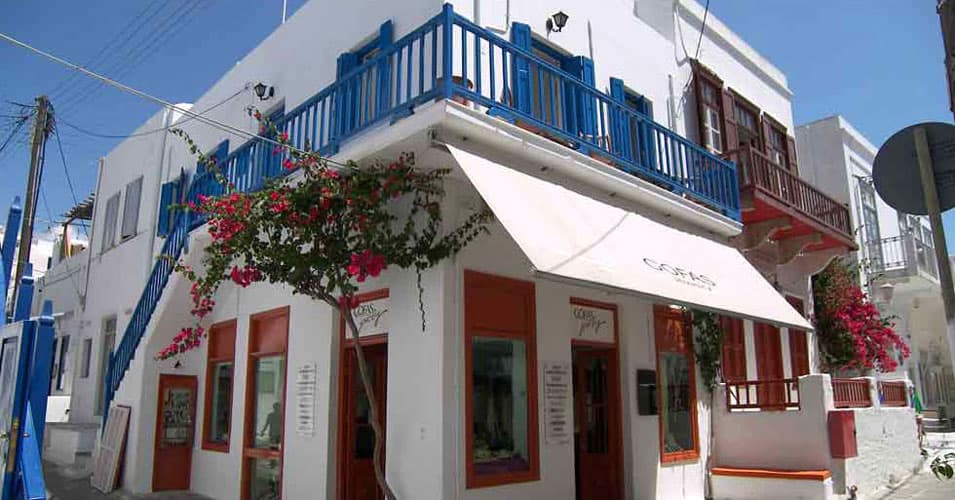 Studio Eleni - Mykonos party hostel exterior and main entrance
